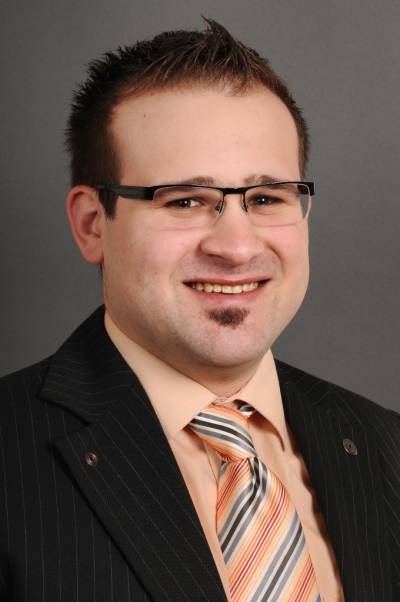 Unsere Kandidatinnen und Kandidaten zur Gemeinderatswahl - 13. Patric Wessollek,
Elektroniker / zurzeit Meisterschule
Elektrotechnikhandwerk,
Hatzenweier 59a,
24 Jahre, ledig,
Aktives Mitglied Narrenzunft „Otterschwierer
Leimewängscht e.V. 1953“,
Abteilung Schierehexe Vizehex,
Theaterspieler bei Theatergruppe „s`Huckepack“